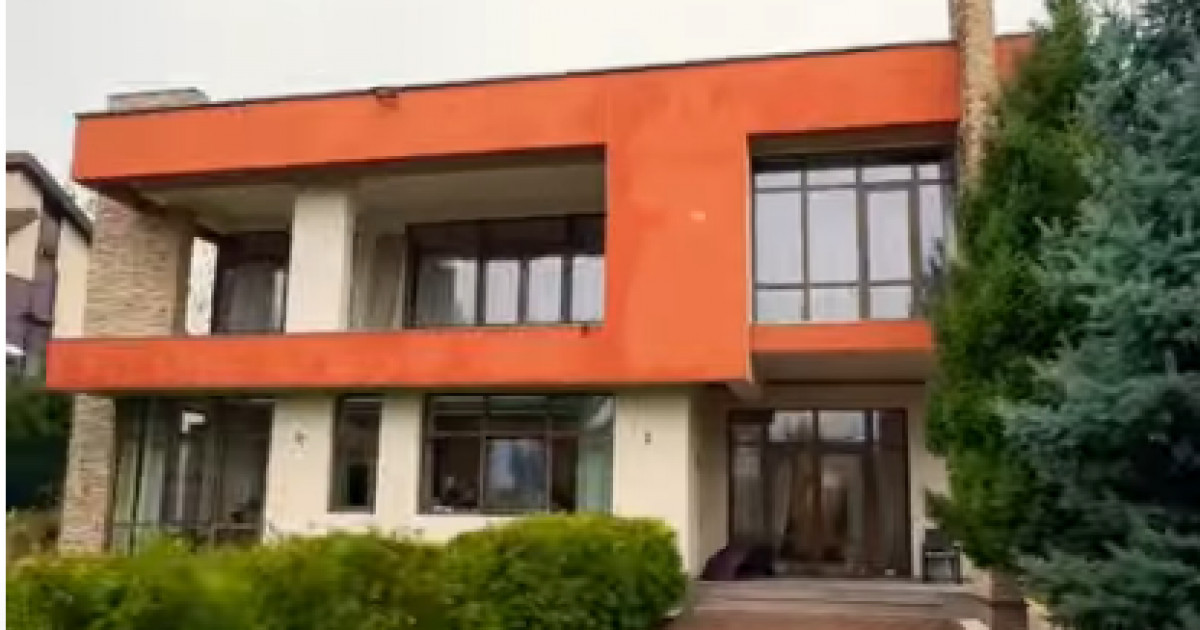 Таудың етегінде орналасқан: Көпшілік Сәкен Майғазиевтің су жаңа үйіне тамсанып жатыр