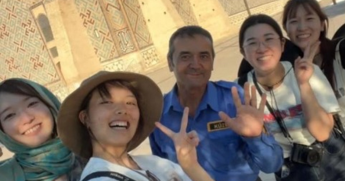 Түркістанда туристермен ағылшынша сөйлесіп, көпшілікті тәнті еткен күзетші өзі жайлы айтып берді