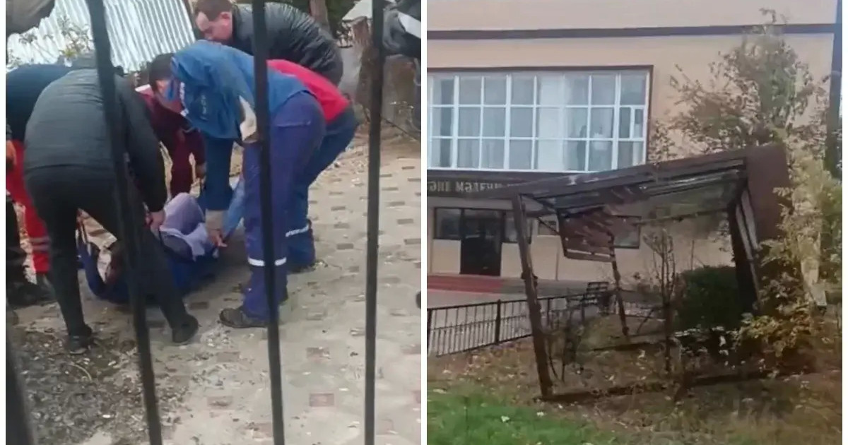 Ақтауда қатты желден аялдама құлап, екі адам зардап шекті (видео)