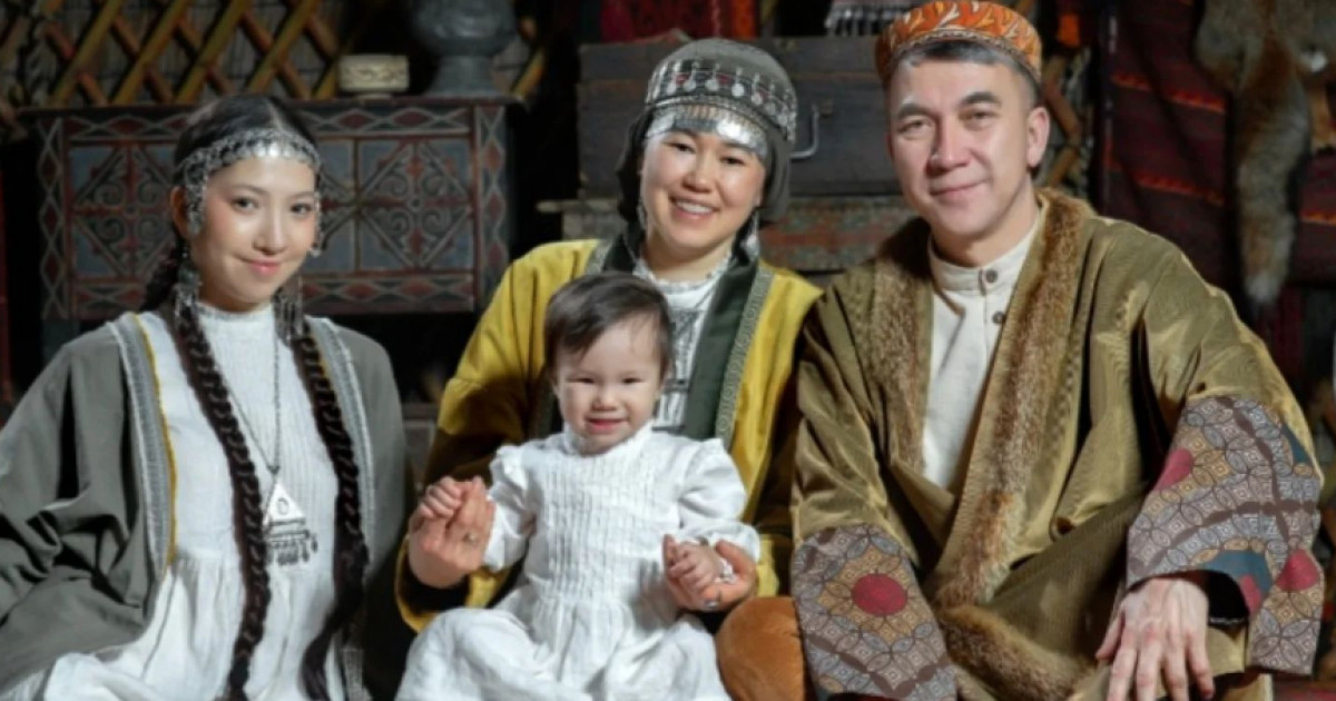 Ақылшы болып, демеу берді: Есен Елеукен ел алдында әйелін мақтады