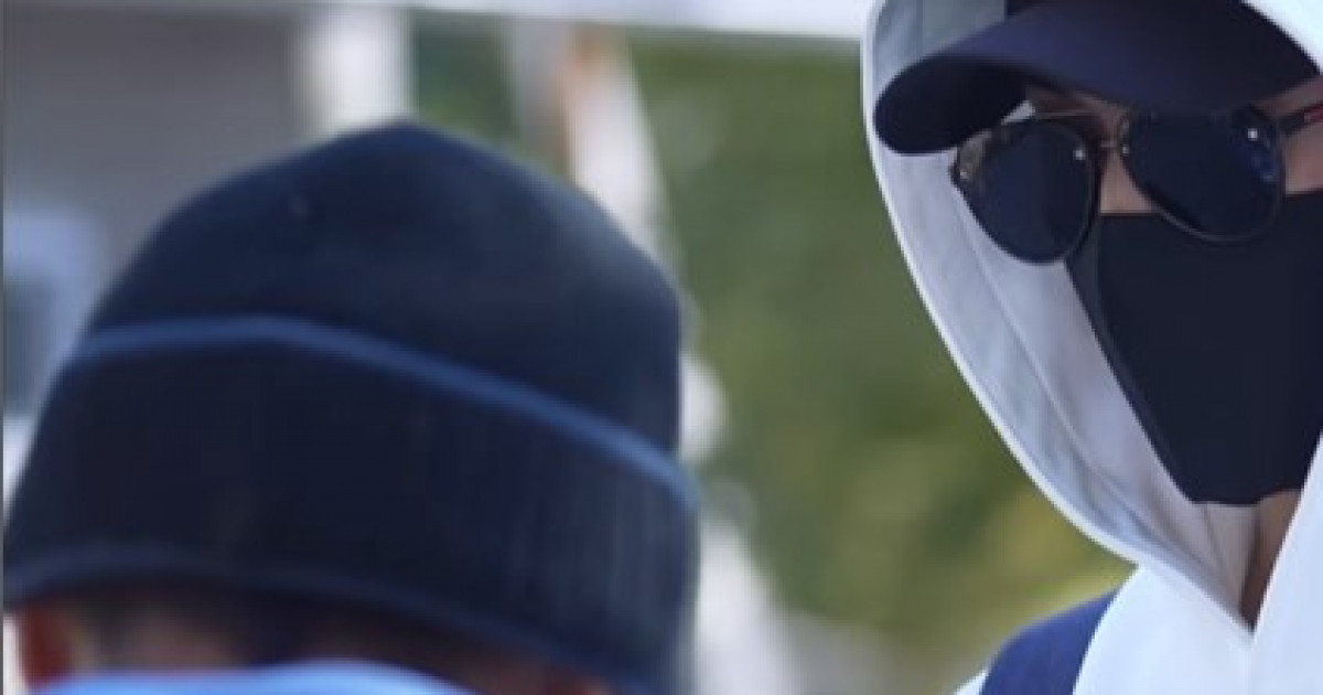 Бетперде таққан жігіт жалғызбасты әкенің барлық қарызын жауып, баспана сыйлады (Видео)