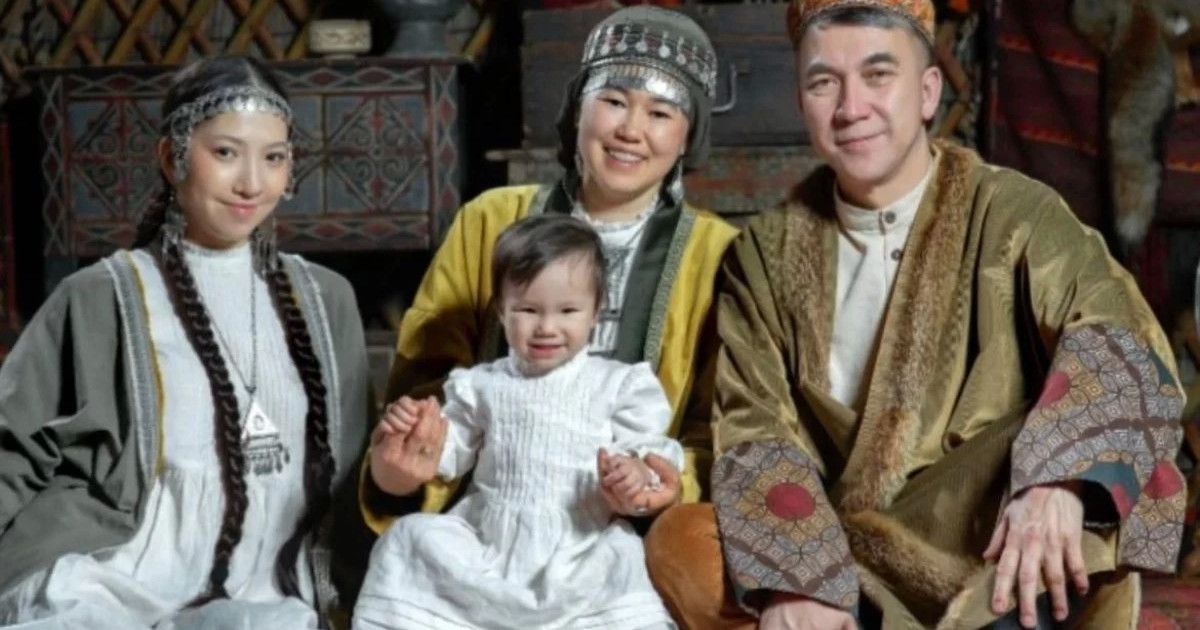 «Күміс тойымыз құтты болсын!»: Есен Елеукен алғаш рет отбасын көрсетті