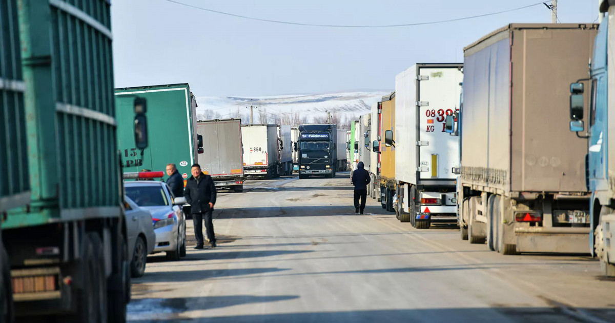 Қазақстан шекарасында 300-ге жуық көлік жиналып қалған: Мемлекеттік кірістер комитеті мәлімдеме жасады