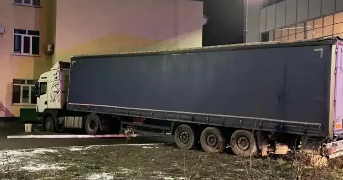 Оралда ауыр жүк көлігі мектеп ғимаратына соқтығысты