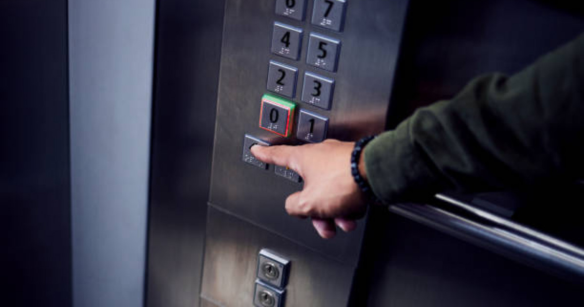 Үш бала эвакуацияланды: Павлодарда көпқабатты тұрғын үйдің лифтінде өрт шықты