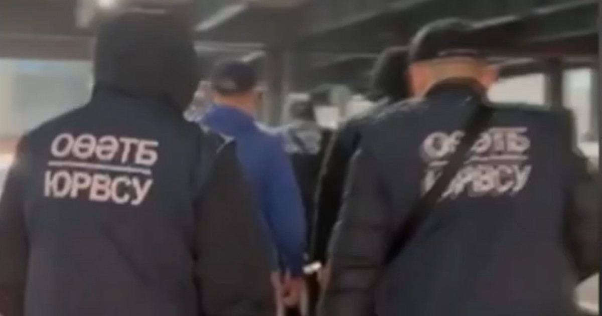 Алаяқтық жасағаны үшін іздеуде жүрген ер адам БАӘ-ден Қазақстанға жеткізілді