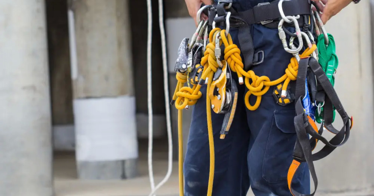 Алматыда жарнама тақтасын іліп жатқан альпинист биіктен құлап көз жұмды