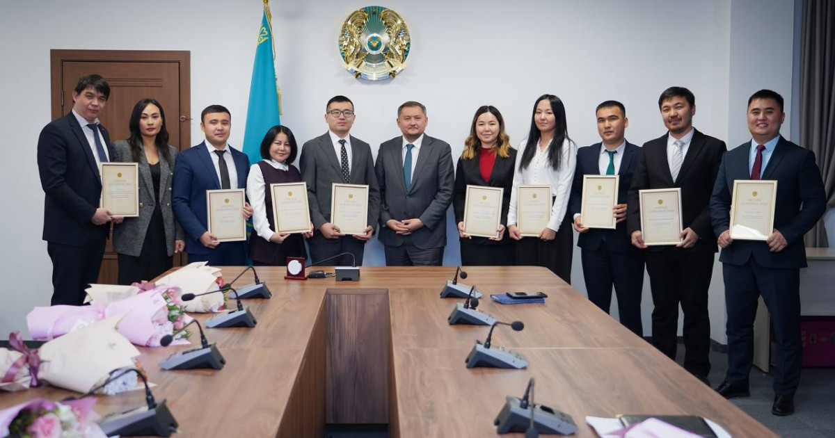 Министр жас ғалымдарға пәтер сертификаттарын табыс етті
