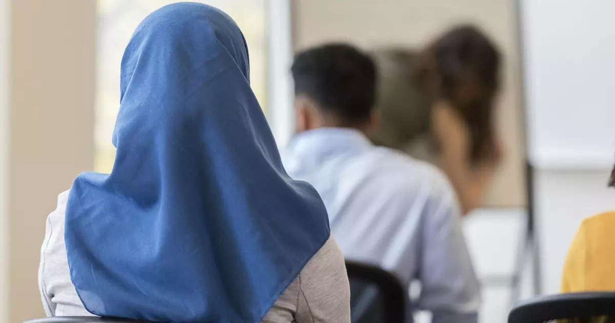 Орамал таққаны үшін мектепке кіргізбеген: Жоғарғы сот шешім шығарды