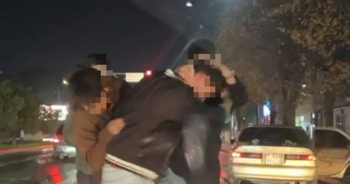 Шымкентте жүргізушілер жол үстінде төбелес шығарды