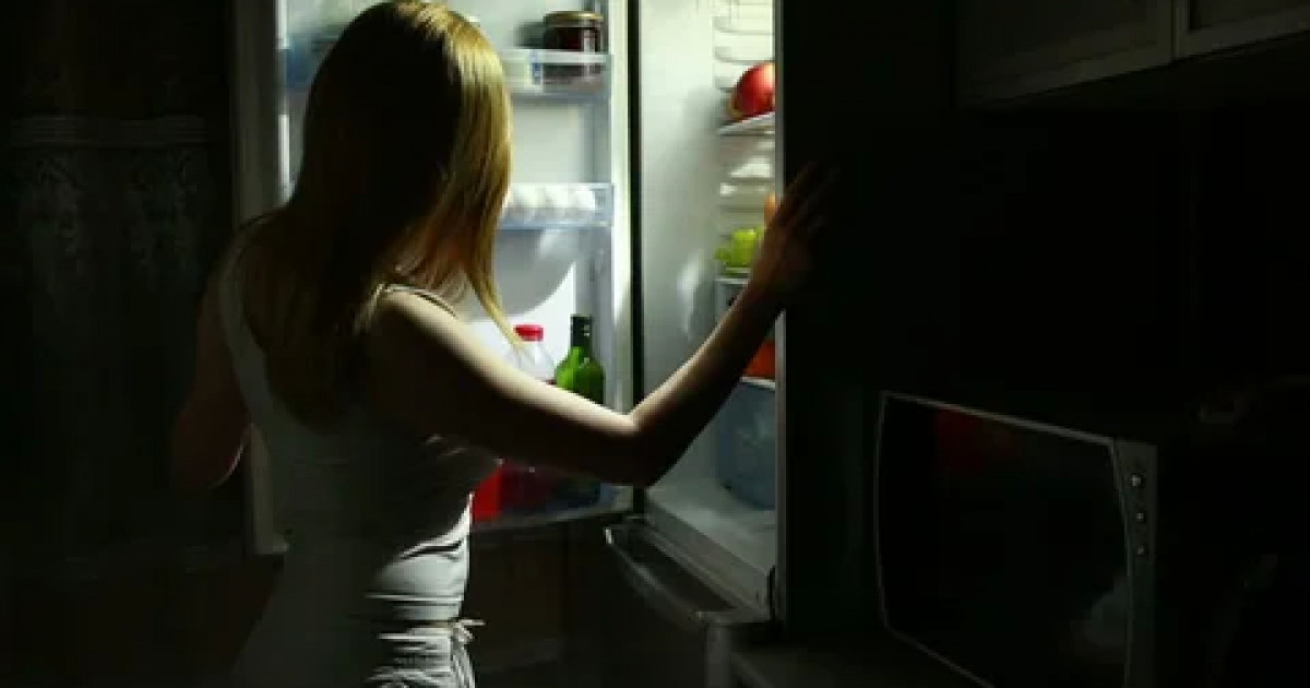 Түнде тамақ жеу шынымен зиян ба? – Диетолог жауабы