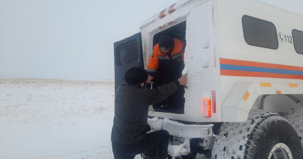 Абай облысында ер адам қар құрсауынан құтқарылды