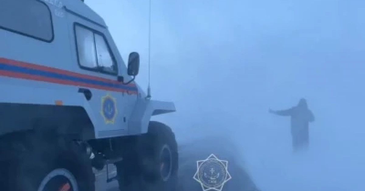 Алакөлде жеңіл көлік тізгіндеген ер адам қар құрсауында қалып қойған (видео)