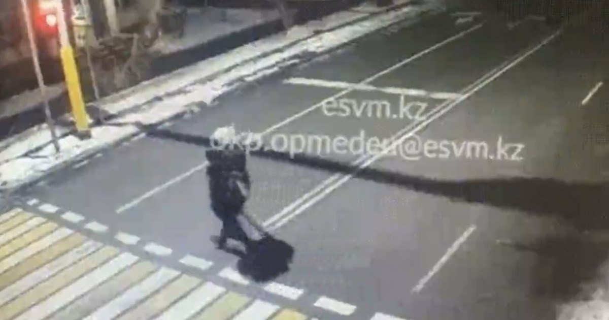 Алматыда ер адам мектепке бара жатқан оқушының телефоны мен ақшасын тартып алған