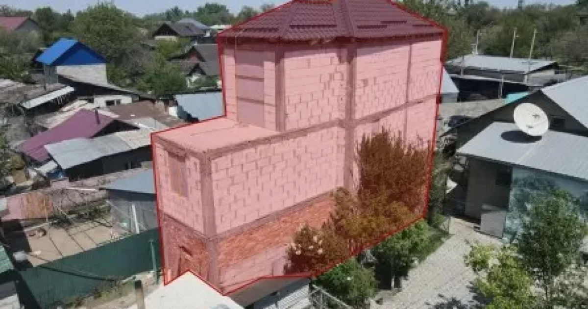 Алматыда заңсыз салынған тағы бір тұрғын үй бұзылып жатыр