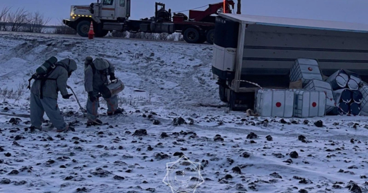 Батыс Қазақстанда улы зат тиелген жүк көлігі аударылып қалды