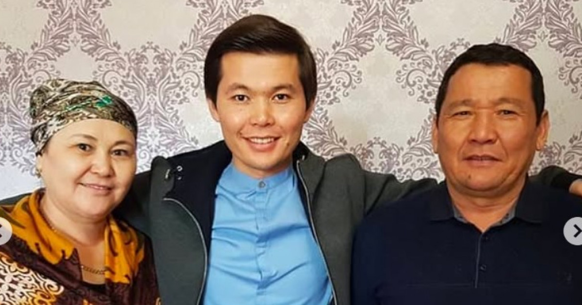 «Әлі сене алар емеспін»: әнші Ернар Айдар әкесі туралы жантебірентер жазба жариялады