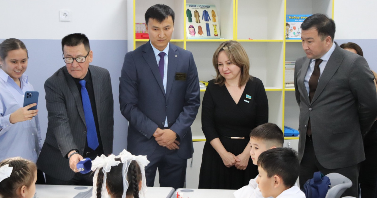 Мәжіліс депутаты Батыс Қазақстандағы алғашқы жайлы мектептің жұмысымен танысты