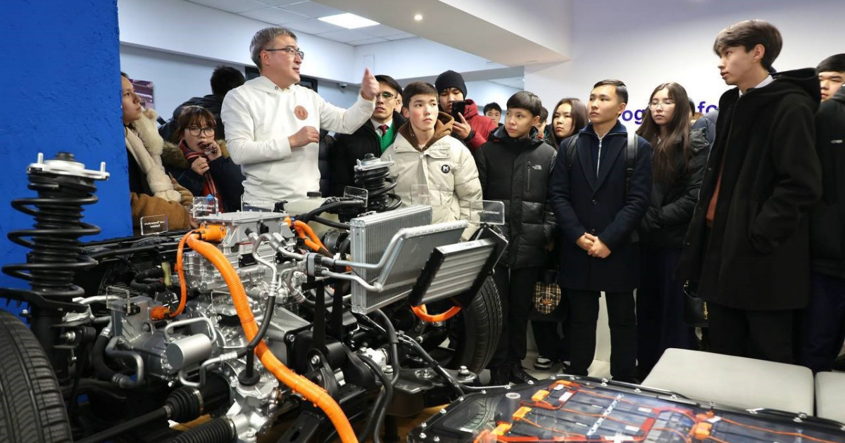 Мамандар мектеп оқушыларына мансап бойынша алғашқы қадам жасауға көмектесуде