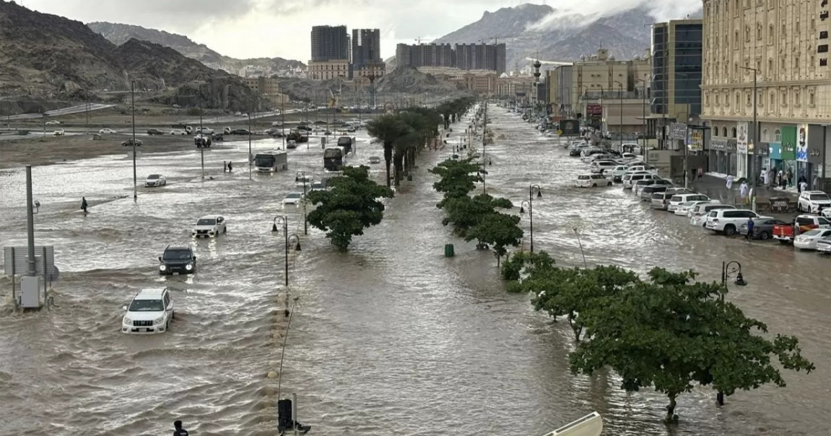 Сауд Арабиясында төтенше жағдай: Мекке мен Мәдинаны топан су басты