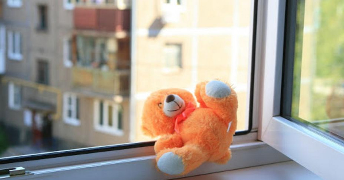 Шымкентте 3 жасар бала бесінші қабаттың терезесінен құлап кетті