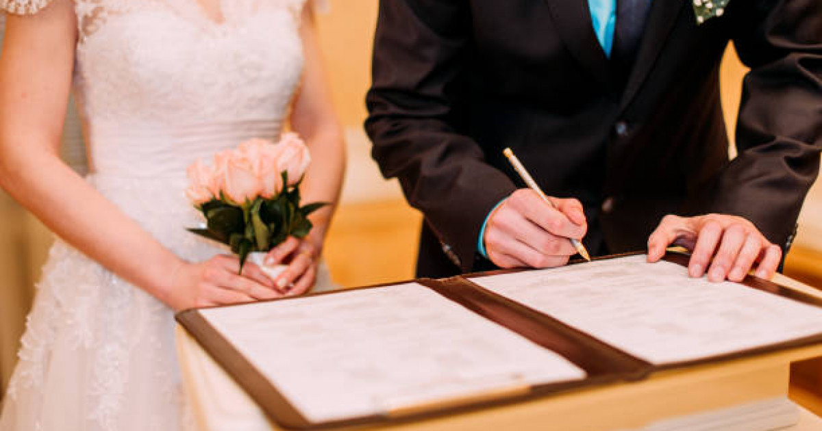 Порно видео: Ағасы әпкесінің шайына ұйықтататын дәріні тығып жібереді