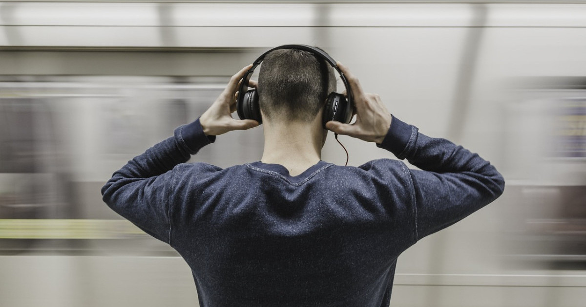 Жастар естімейді: профессор құлаққаптың зияны туралы айтты