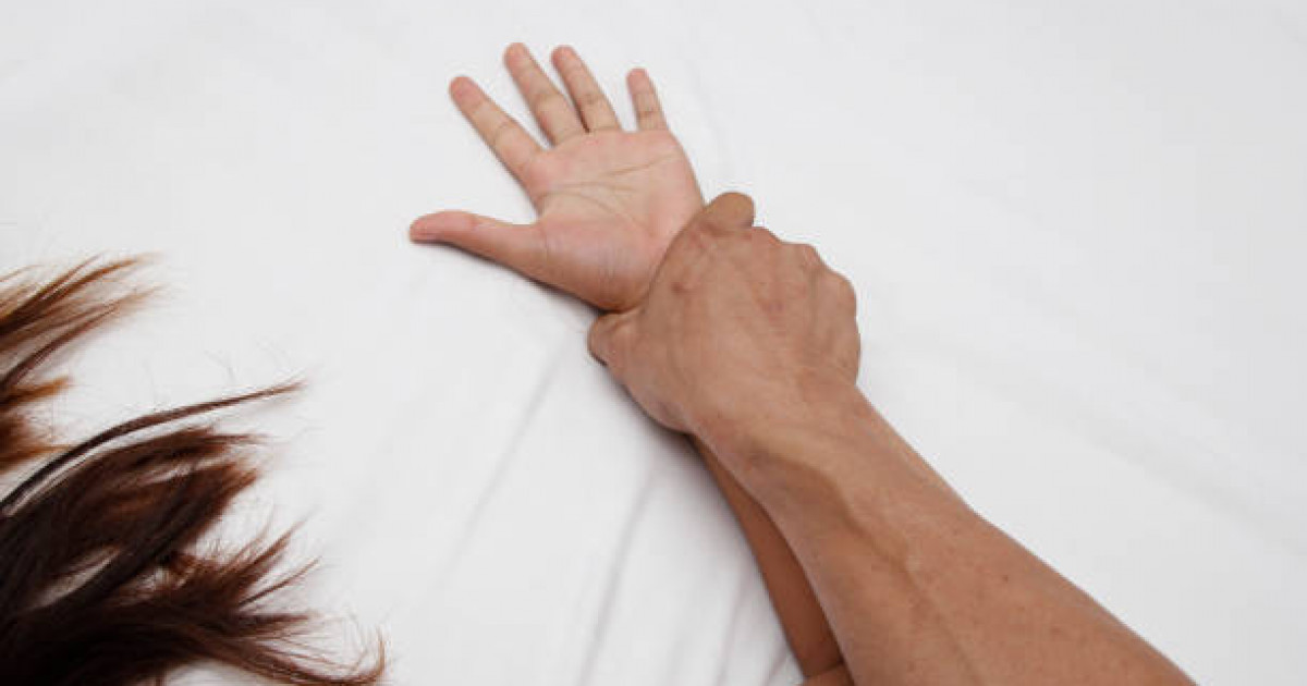 «Зорлап, жалаңаш күйде далаға тастап кетеміз»: Ақтауда бір топ ер адам азаптаған марқұм қыздың құрбысы сұмдық жайт туралы айтты