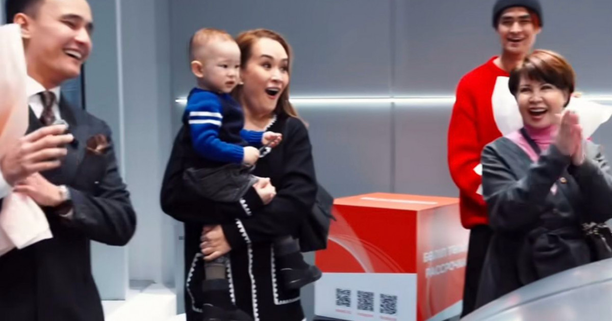 «Ақеркенің көлігін ауыстыратын кез келді»: Әли Оқапов жұбайына тосын сый жасады