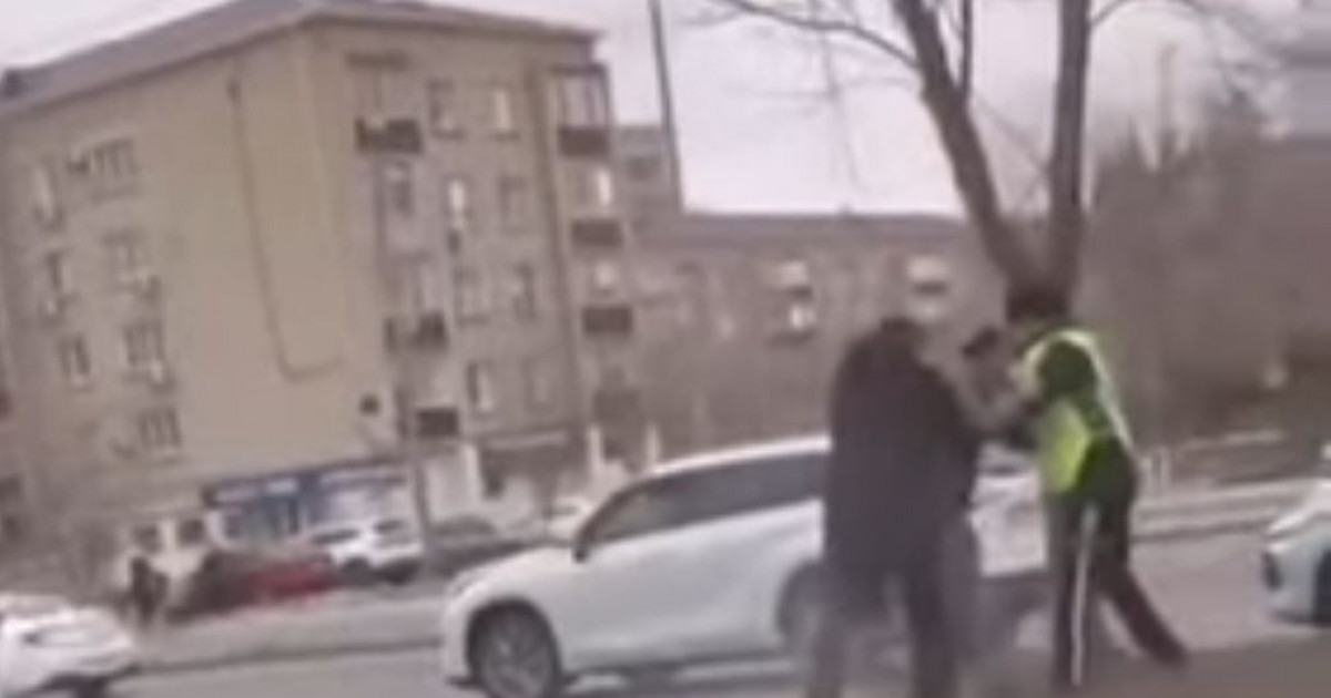 Атырауда ер адам полицейге шабуыл жасады