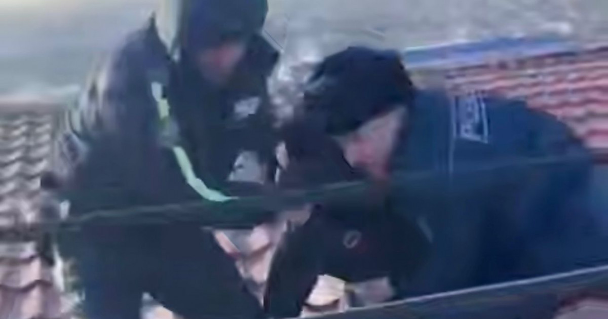 Полиция қызметкерлері шатырдан секірмек болған ер адамды құтқарды