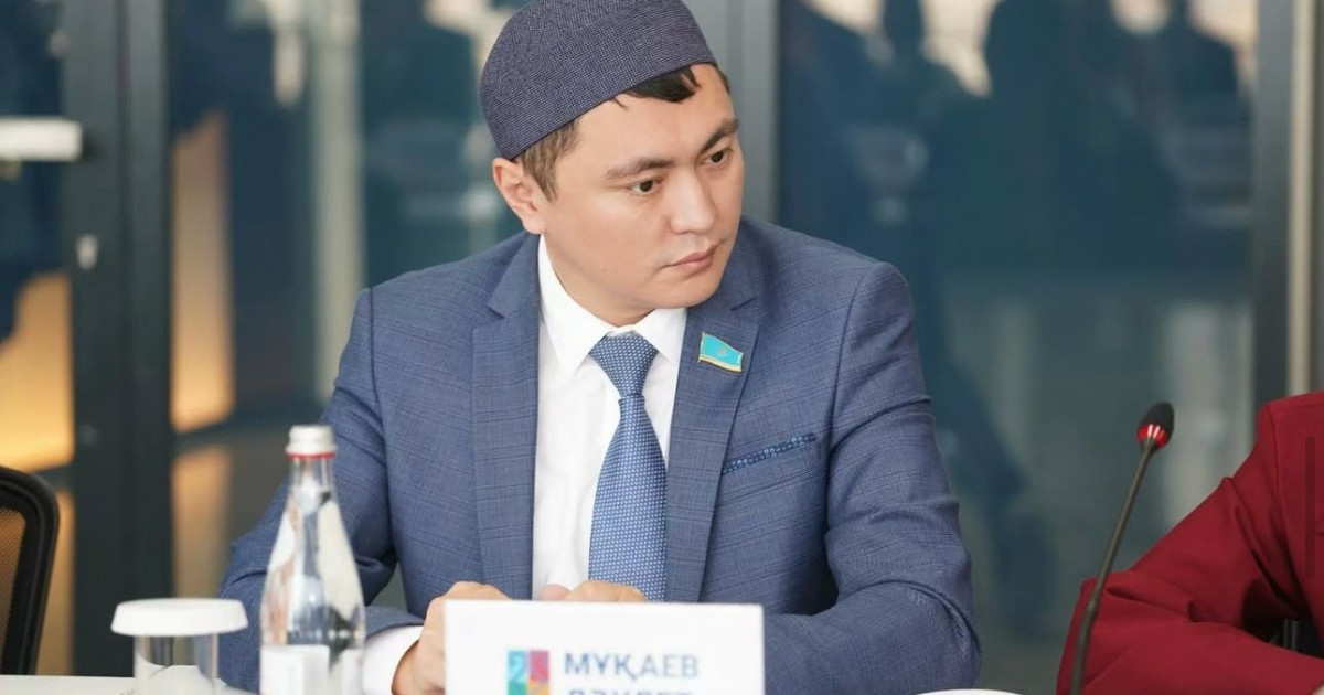 «Үйінде мәйіт жатқанда, ресторанда ас ішіп жатады»: депутат қонақасына қатысты мәселені көтерді