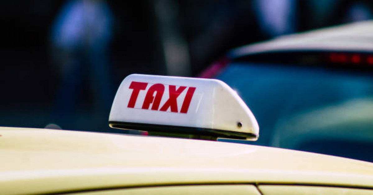 Жолаушы такси жүргізушісін соққыға жықты