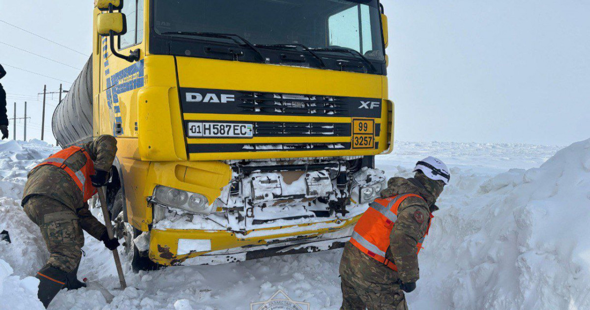 Ақтөбе облысында 7 адам мінген алты көлік қар құрсауында  қалды