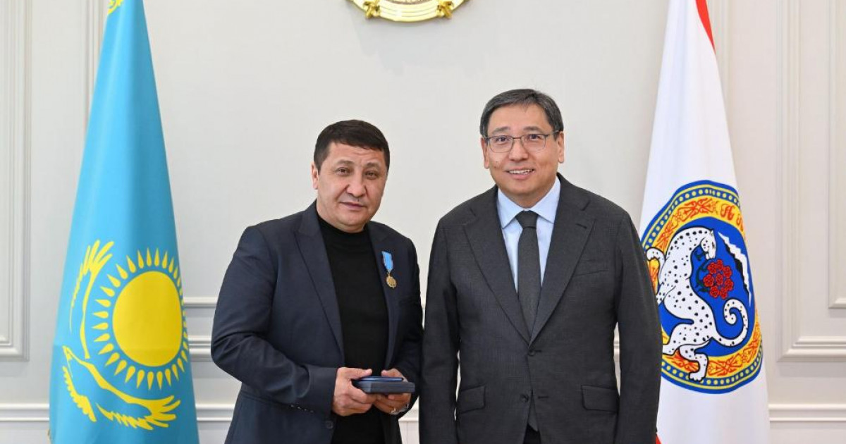 Алматы әкімі әуежай қызметкерін құтқарған азаматты марапаттады