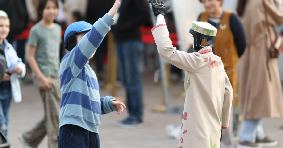 Алматыда роботтар қала тұрғындарын Наурыз мейрамымен құттықтап жүр