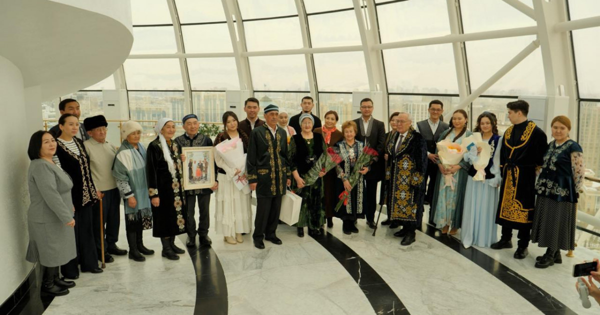 Астанада жас жұбайлар «Бәйтерек» монументінде некелерін қиды