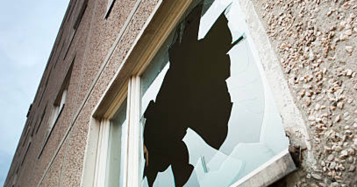 Есірткі шеккен Көкшетау тұрғыны мектептің терезесін сындырған