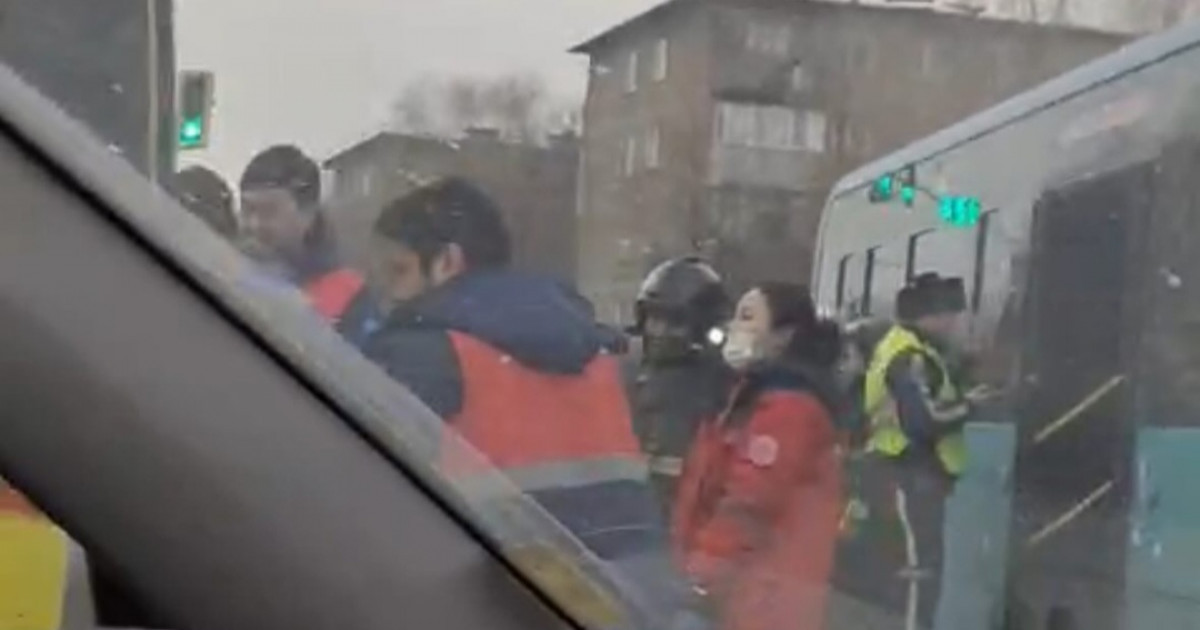 Қарағандыда екі жолаушылар автобусы апатқа ұшырап, бірнеше адам зардап шекті