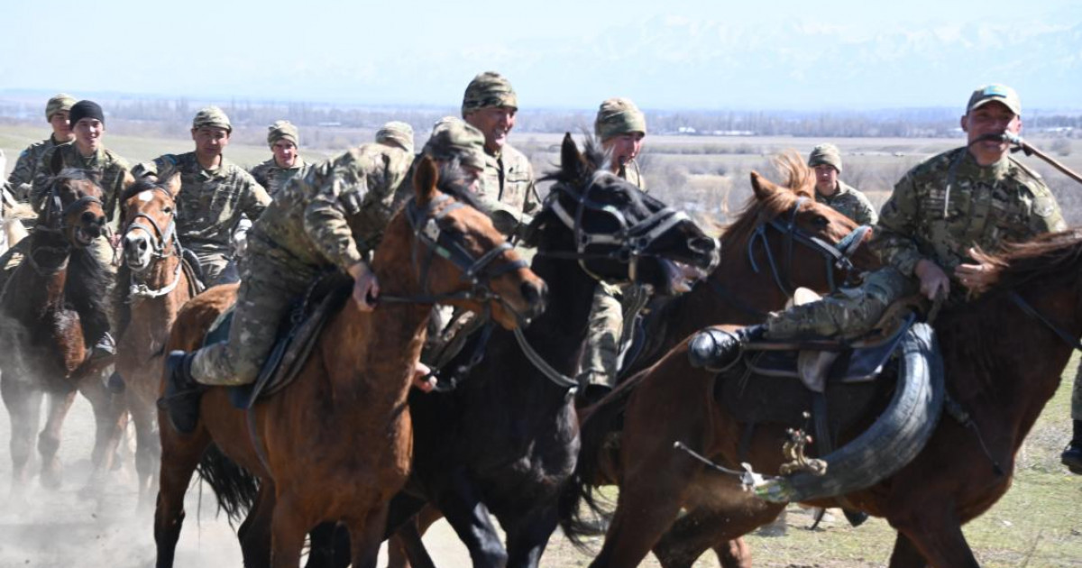 Наурызнама: Қарулы күштердің әскери қызметшілері көкпар тартып, теңге ілді