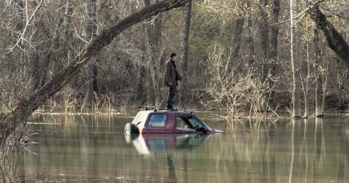 Семей тұрғыны көлігімен бірге Ертіс өзеніне батып кете жаздады