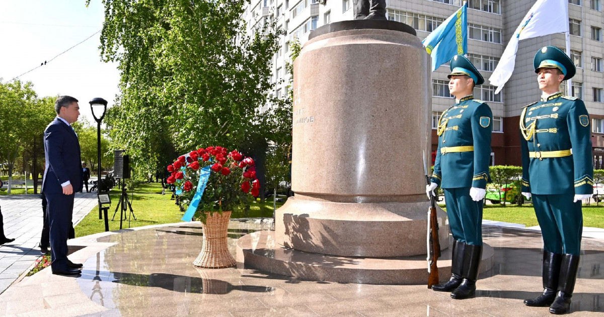 Премьер-Министр Талғат Бигелдиновтің ескерткішіне гүл шоқтарын қойды