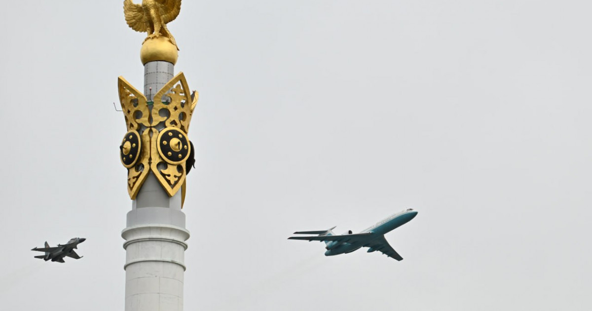 Әскери шеруді терезеден түсірмек болған әйел ескерту алды