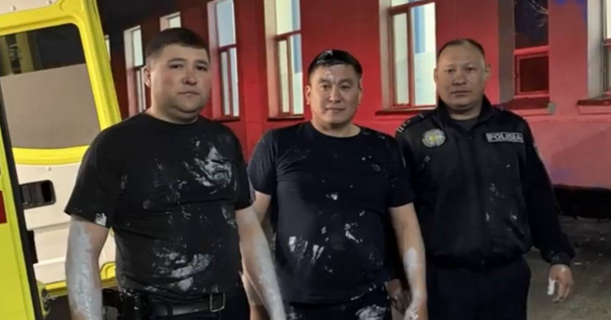 «Екі-үш сағат боядым»: полицейлер уланған жас жігітті аман алып қалды