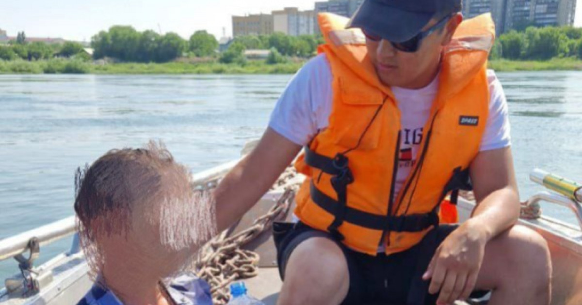 Құтқарушылар өзенге батып кете жаздаған адамды аман алып қалды