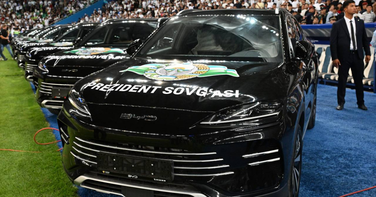 Өзбекстан президенті әлем чемпионатына жолдама алған футболшыларға көлік сыйлады