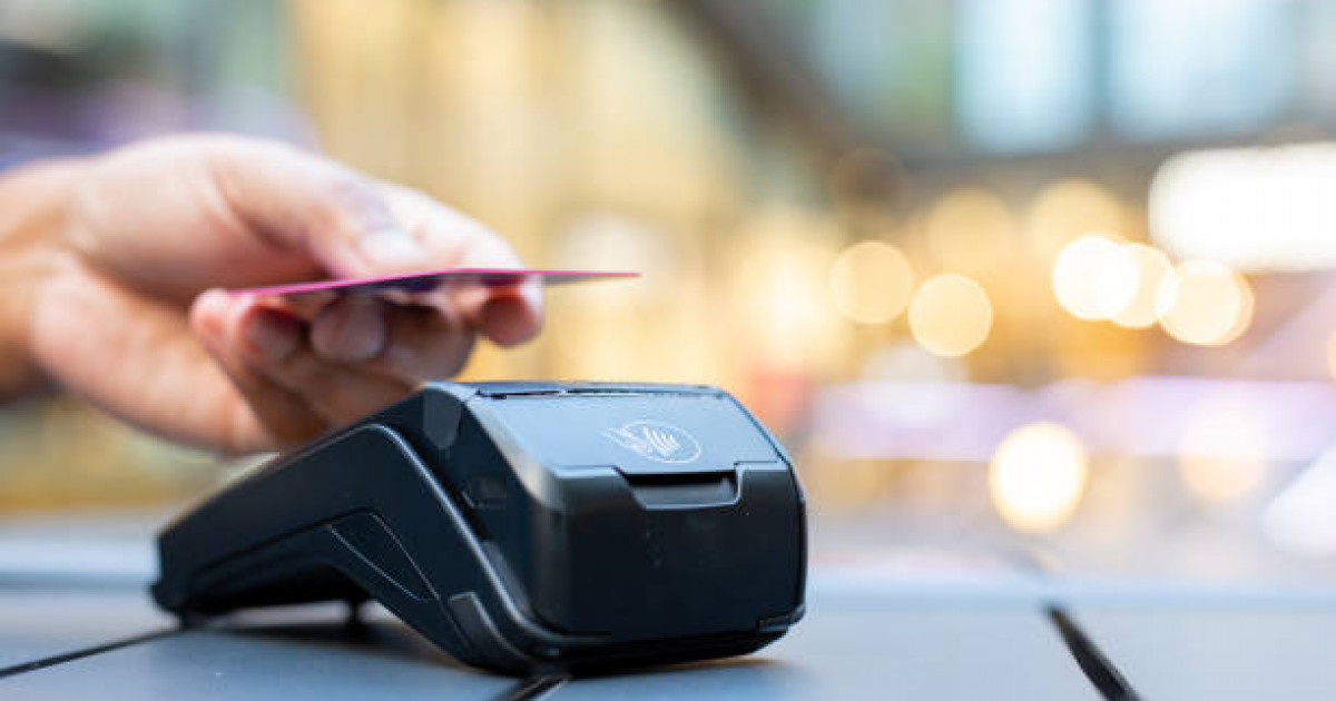 Сатушы дүкеннің терминалын ауыстырып, 9 миллион теңгені жымқырған