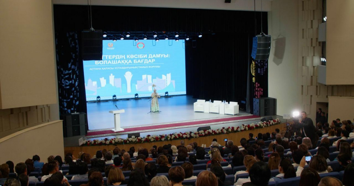 Астанада жүздеген ұстаз Абайдың «Желсіз түнде жарық ай» әнін шырқады