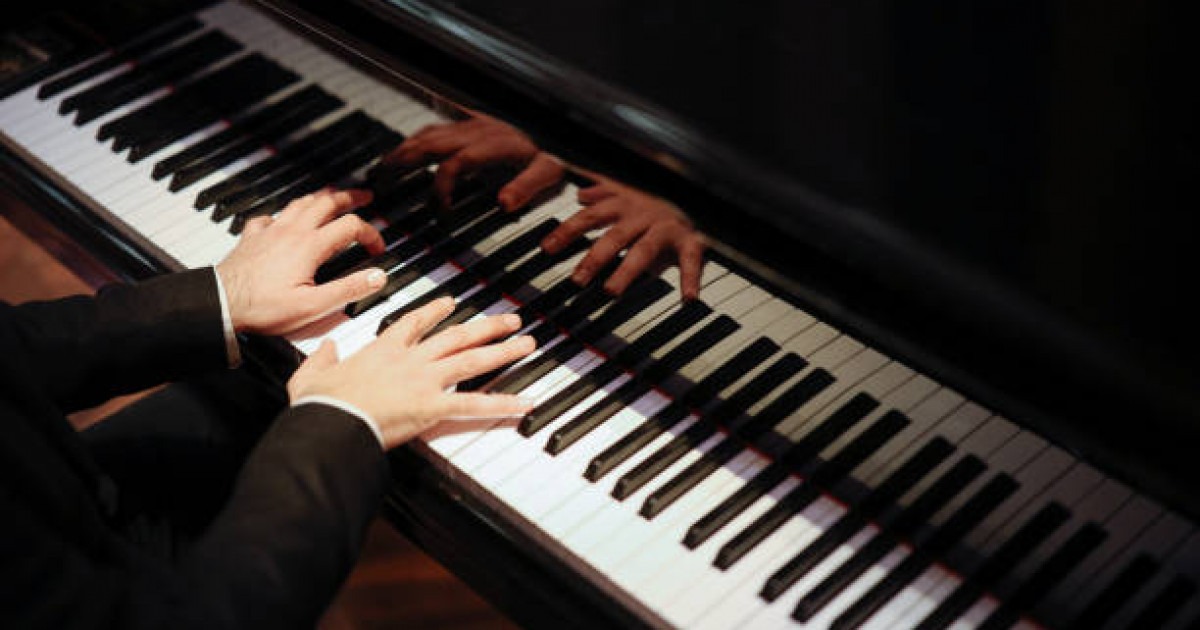 «Бақыт құшағында»: Шәмші Қалдаяқовқа арнап мюзикл түсірді