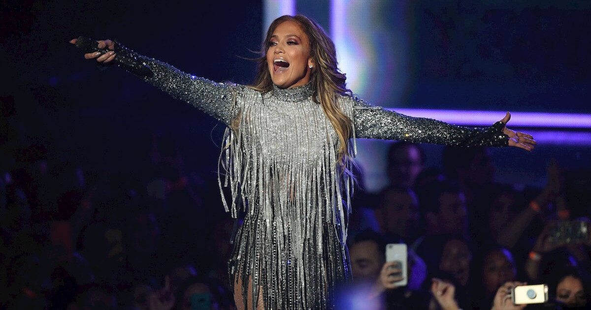 «Бақытты болсын!»: Дженнифер Лопес Алматыдағы концертінде қазақ отбасыға гендер-пати жасап берді (видео)